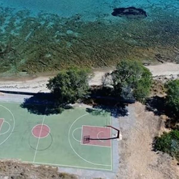 Σ' αυτό το γήπεδο μπάσκετ στην Ελαφόνησο παίζαμε έστω ένα μονό