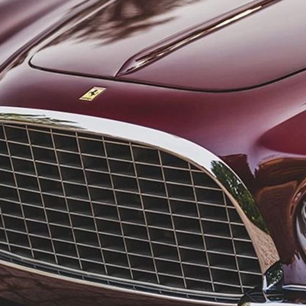 Λίγα αυτοκίνητα πλησιάζουν τη Ferrari 375 America