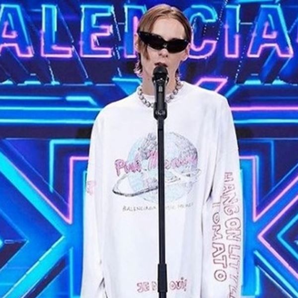 Τι γυρεύει η Λαμία σε ένα φούτερ του οίκου Balenciaga;