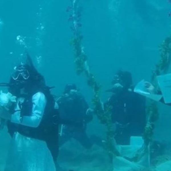 Στην Αλόννησο τώρα και υποβρύχιοι πολιτικοί γάμοι
