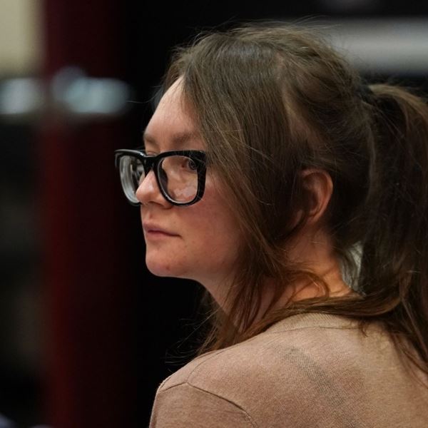 Η Anna Delvey ποζάρει για το εξώφυλλο του ES Magazine