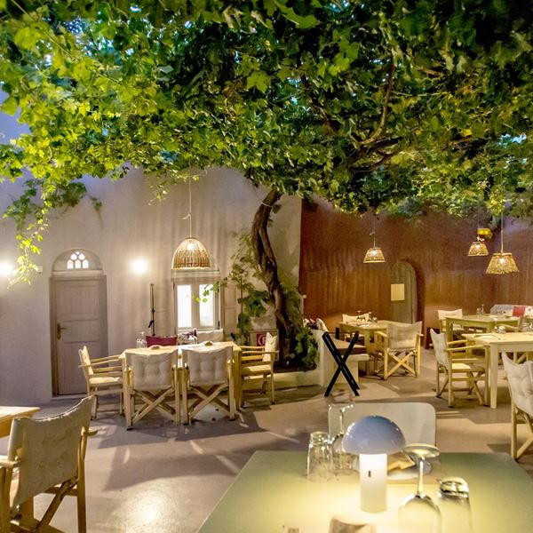 Tο πιο κινηματογραφικό εστιατόριο της Τήνου σερβίρει για ένα βράδυ στη Γλυφάδα