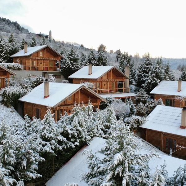 Hyades Mountain Resort: Η εμπειρία του Wooden Cave και η αυθεντική πλευρά των Τρικάλων Κορινθίας