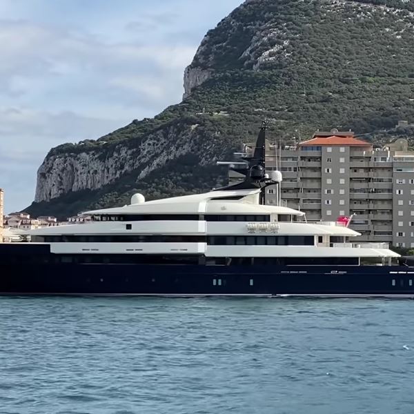 Ο Steven Spielberg βγάζει στο σφυρί το superyacht του Seven Seas