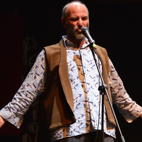 Το μικρό αναρχικό καλοκαίρι και η από σκηνής φιλοσοφία