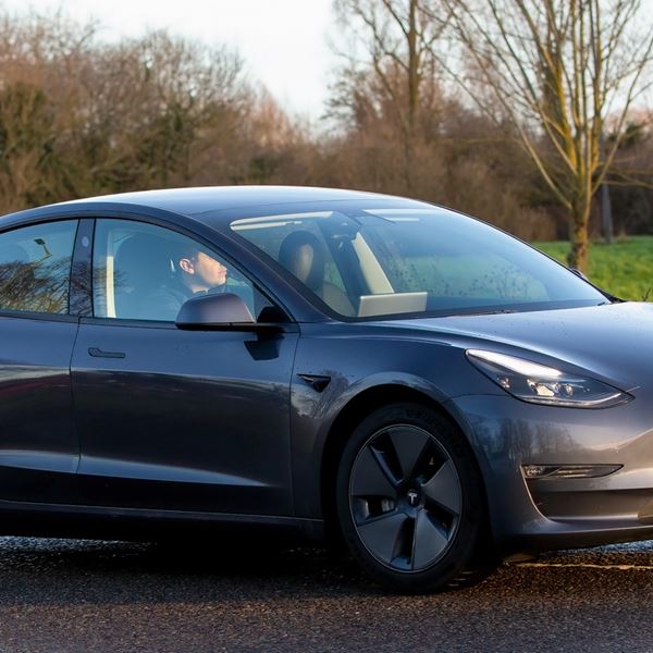 Ένας Ινδός παρήγγειλε το Tesla Model 3 το 2016 και περίμενε 7 χρόνια