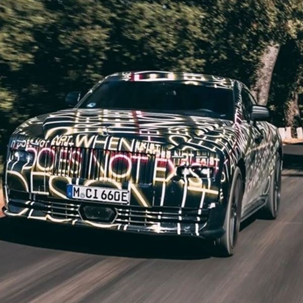 To πρώτο ηλεκτρικό αυτοκίνητο της Rolls-Royce βολτάρει στη Γαλλική Ριβιέρα