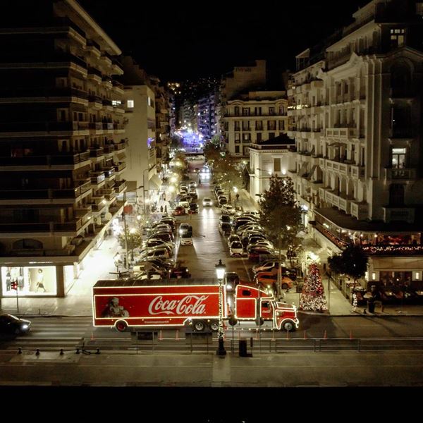 Το εμβληματικό φορτηγό της Coca-Cola στους δρόμους της Ελλάδας