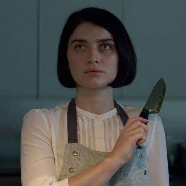 Η Eve Hewson πρωταγωνιστεί στο Behind Her Eyes του Netflix