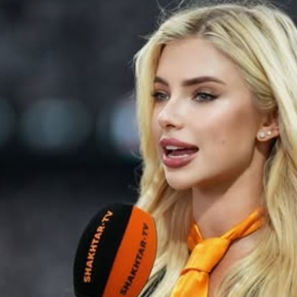 H εντυπωσιακή υπεύθυνη επικοινωνίας της Σαχτάρ-αμήχανος ο προπονητής της ομάδας μπροστά της