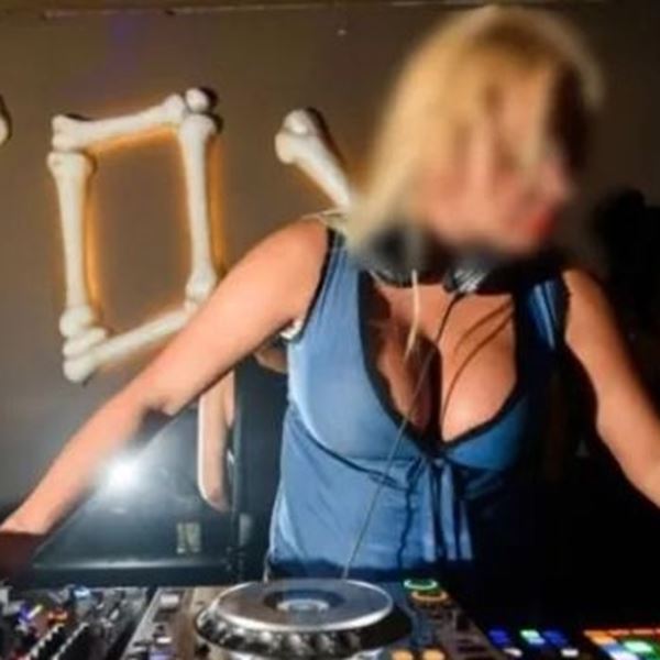 Ποια είναι η DJ Mikaela που συνελήφθη στο πάρτι με τα ναρκωτικά στα Καλύβια