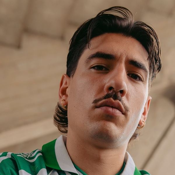 Héctor Bellerín σε vintage ποδοσφαιρικό στυλ