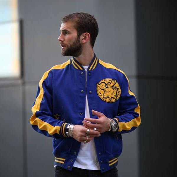 Φορώντας το μάλλον πιο δημοφιλές jacket της άνοιξης