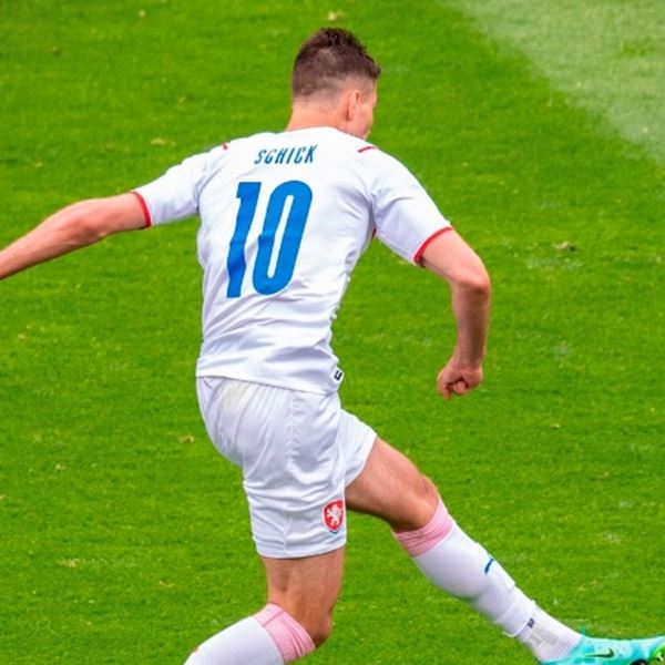 Σε άλλα νέα, ο Patrik Schick έβαλε γκολ από τη σέντρα