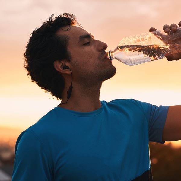 Γιατί το να πίνεις συνεχώς νερό δεν είναι καλή ιδέα