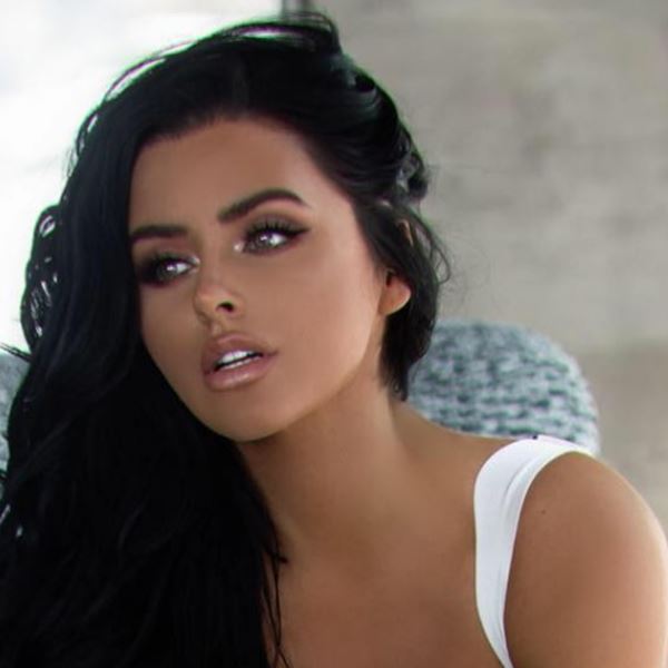 H Abigail Ratchford παίζει το Instagram στα δάχτυλα