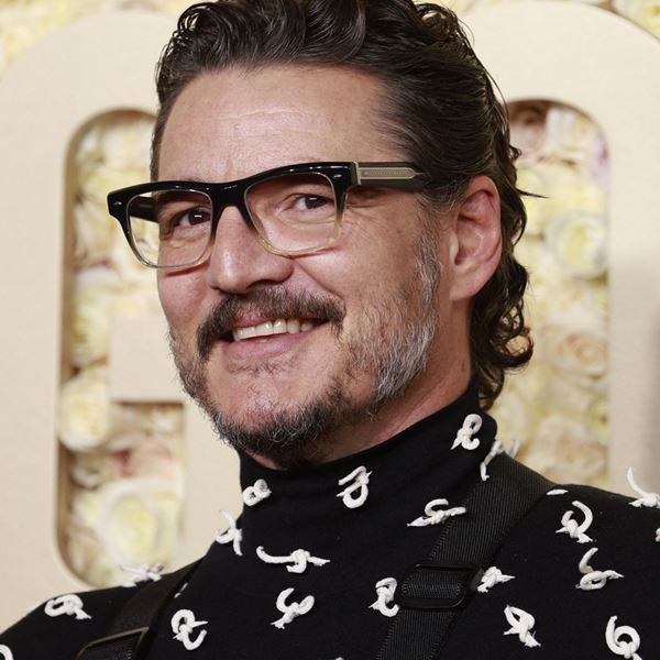 Τα sneakers του Pedro Pascal ταιριάζουν σε όλους μας