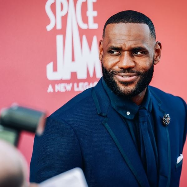Καλωσορίζουμε τον LeBron James στο Fighting Games