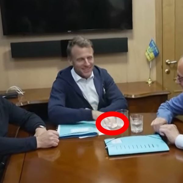Τι χαρτάκι έκρυψε τελικά ο Emmanuel Macron στο βίντεο που έχει γίνει viral;