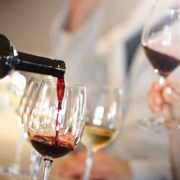 Το σερβίρισμα του κρασιού από έναν expert