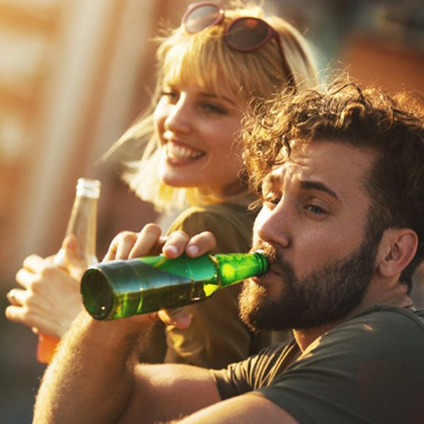 Γιατί δεν πρέπει να πιείς αλκοόλ μετά το εμβόλιο