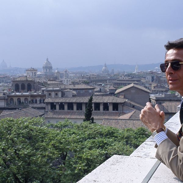 Valentino Garavani 1932-2026 | Η κομψότητα ως τέχνη μέσα από το έργο του αείμνηστου σχεδιαστή μόδας