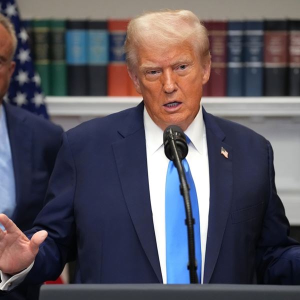 O Trump ισχυρίζεται ότι η παρακεταμόλη προκαλεί αυτισμό, εξοργίζοντας γιατρούς σε όλο τον κόσμο