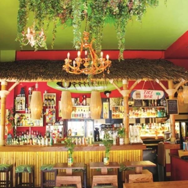 Στο Tiki bar το κλίμα είναι τροπικό