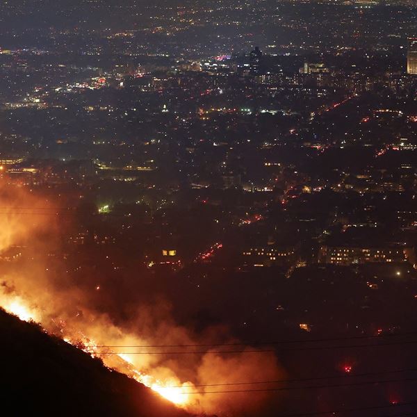 Φωτιά στο Λος Άντζελες: Πέντε νεκροί, 100.000 εγκατέλειψαν τα σπίτια τους