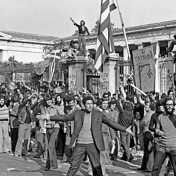 Όλη νύχτα εδώ: 84 προφορικές μαρτυρίες ρίχνουν φως στο Πολυτεχνείο