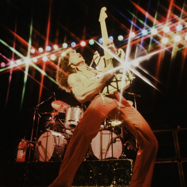 Στο σφυρί δύο ηλεκτρικές κιθάρες του Eddie Van Halen