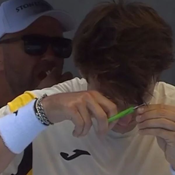 Απίστευτο: Τενίστας έκοψε τα μαλλιά του την ώρα του αγώνα