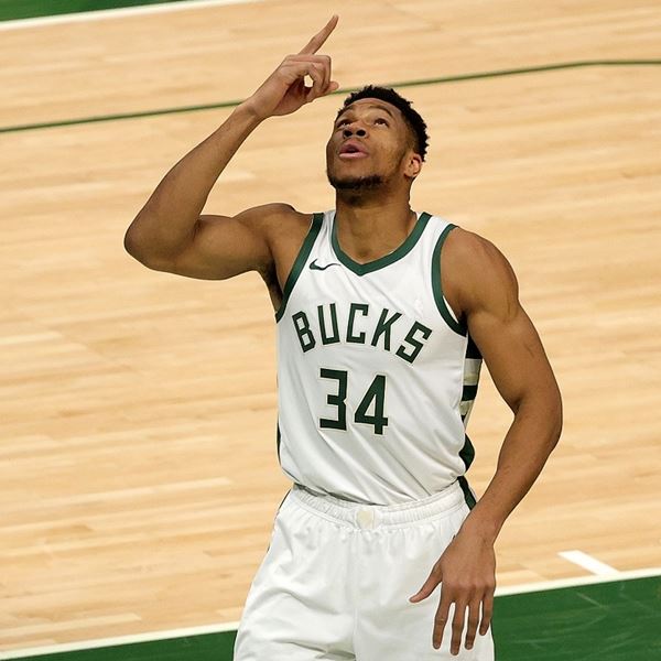 Το NBA μας βάζει κυριολεκτικά στα παπούτσια του Γιάννη Αντετοκούνμπο