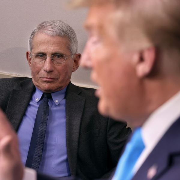 O Dr. Anthony Fauci "αδειάζει" τον Donald Trump