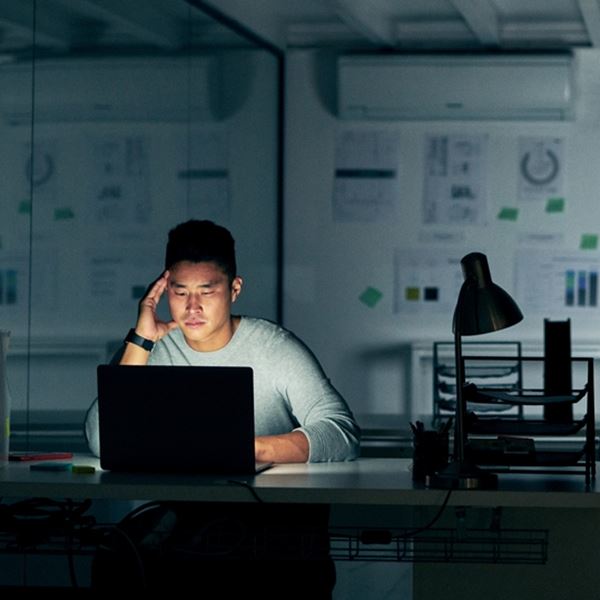 'Κρατήστε το τηλέφωνo ανοιχτό 24 ώρες το 24ωρο': Η κουλτούρα της υπερεργασίας στην Κίνα έχει ξεφύγει