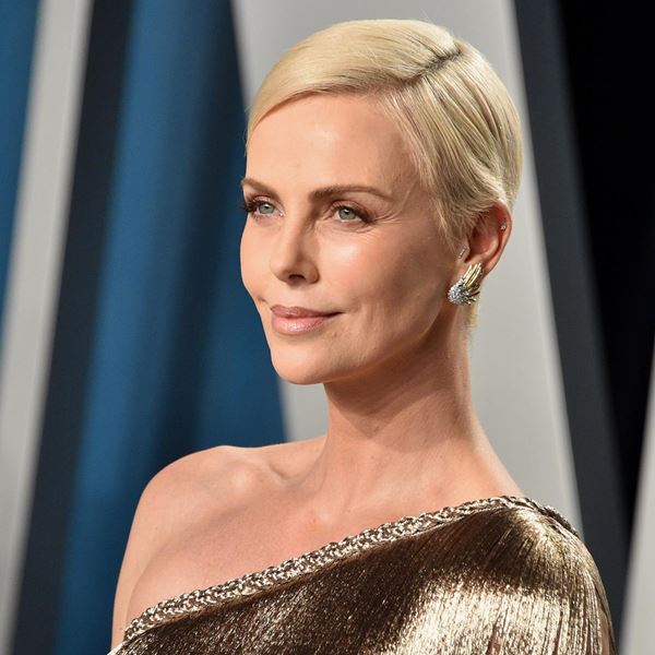Η Charlize Theron, ό,τι κι αν κάνει, είναι πάντα υπέροχη