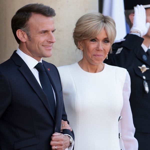 Η στιγμή που η Brigitte χαστουκίζει τον Emmanuel Macron-Γιατί το έκανε; (video)