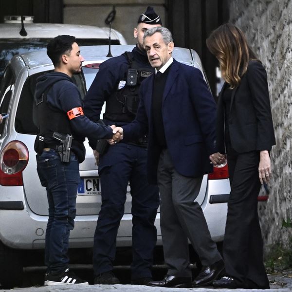 O Nicolas Sarkozy μπήκε φυλακή - Το χρονικό της σύλληψής του