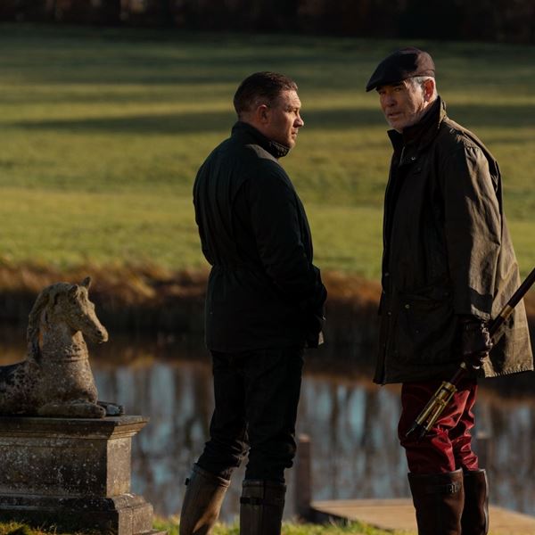 Η νέα σειρά του Guy Ritchie έχει γκάνγκστερς, υπόκοσμο και δίδυμο Tom Hardy, Pierce Brosnan στα καλύτερά του