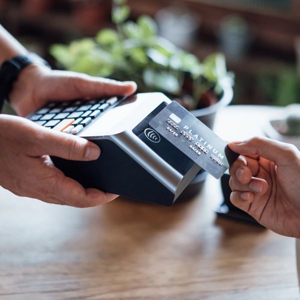 Έγινε η χριστουγεννιάτικη κλήρωση της φορολοταρίας των 100.000 ευρώ