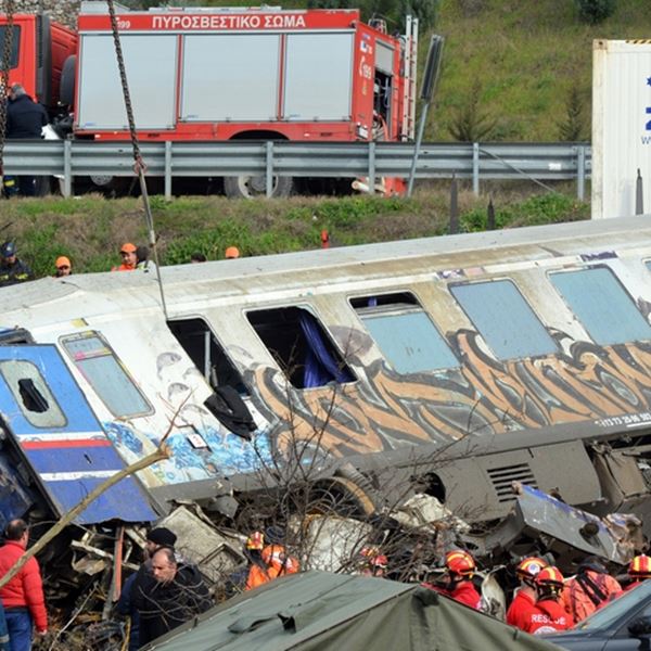 Η σύγκρουση τρένων στα Τέμπη εκτροχιάζει τις πολιτικές εξελίξεις
