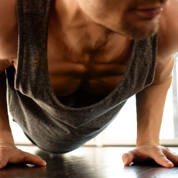 2 απλές κινήσεις που διογκώνουν μπράτσα και ώμους σε 20 λεπτά