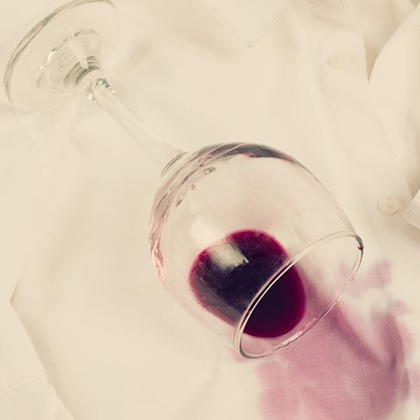 Πώς θα αφαιρέσεις τον λεκέ του κόκκινου κρασιού από τα ρούχα σου