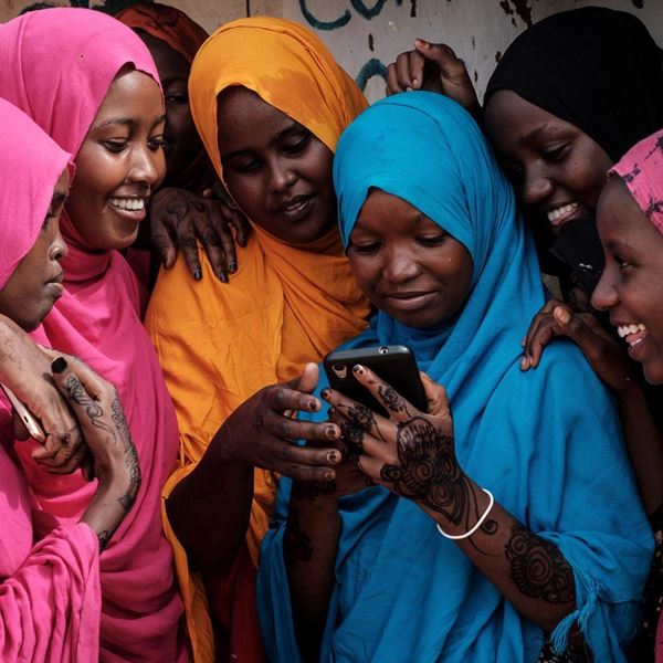 To smartphone των 18 ευρώ που θα συνδέσει online 1 δισ. ανθρώπους