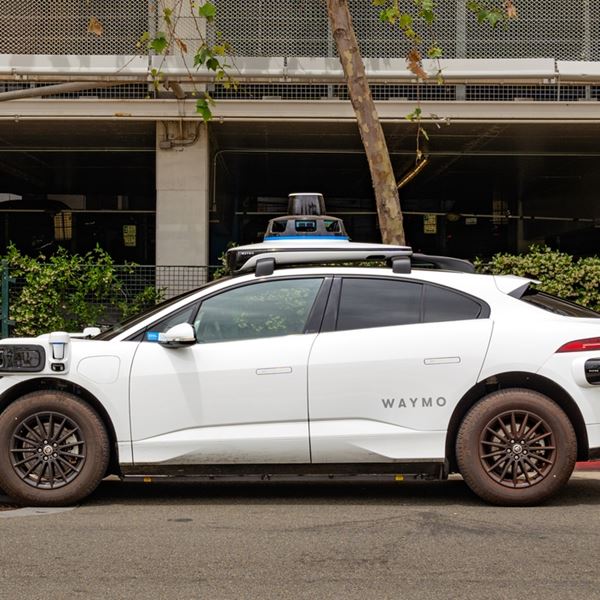 Δύο Έλληνες μπήκαν σε ταξί χωρίς οδηγό και ανέβασαν video