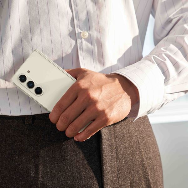 Οι φετινές τάσεις που θα απογειώσουν το προσωπικό σου στυλ μαζί με το Samsung Galaxy Z Fold5