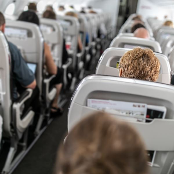 Πού πρέπει να κάτσεις στο αεροπλάνο για να μην αρρωστήσεις
