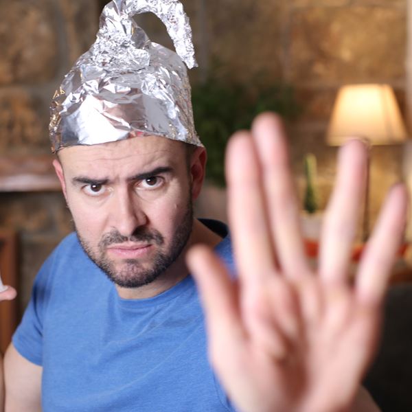 Σε άλλα νέα, αρνητής πήγε να εμβολιαστεί με ψεύτικο χέρι σιλικόνης