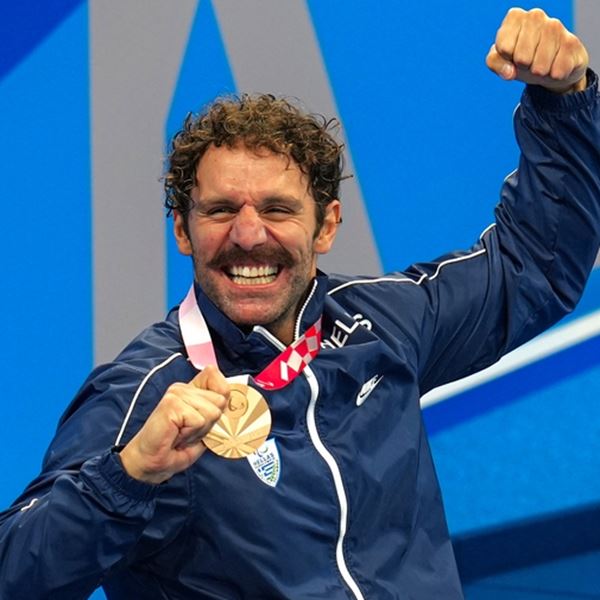 Ο Αντώνης Τσαπατάκης σημαιοφόρος στην τελετή λήξης των Παραολυμπιακών Αγώνων