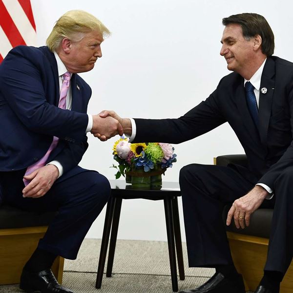 Ο Jair Bolsonaro δεν έχει πειστεί από τους περιορισμούς του κορονοϊού